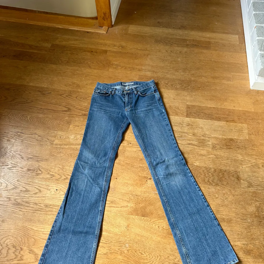 Superfina jeans från Fornarina, lågmidjade och utsvängda. Lite nötta nertill, se bild, annars toppenskick! Innerbenslängd 85cm, midja 80cm. Kan posta eller mötas upp i Stockholm! 🌼. Jeans & Byxor.