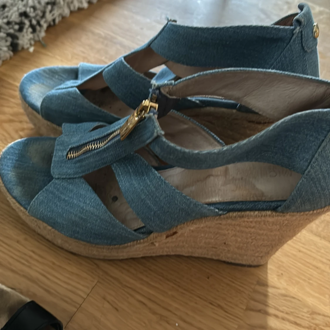 Två par kilklackssandaler i storlek 38 - 160 kr för båda - 91