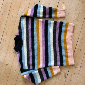 Second Female  - Jättefin stickad tröja från Second Female! 