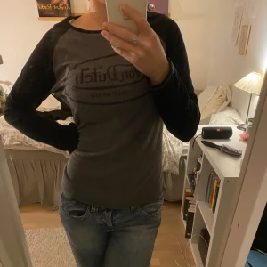 Grå och svart långärmad tröja från Von Dutch - Långärmad tshirt från von dutch i superskönt material! I felfritt skick