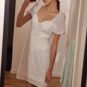 Vit klänning  - Säljer denna klänning då jag inte kan ha den. Den är i storlek S. Älskar sommarviben✨️