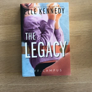 The Legacy av Elle Kennedy  - En jättebra bok på engelska. Endast läst en gång och skicket är jättebra. Som ny. Detta är den femte boken i serien Off campus. Jag vill gärna sälja hela serien tillsammans så om du är intresserad kan du skriva till mig. Detta är det gamla omslaget som annars kan vara svårt att hitta.
