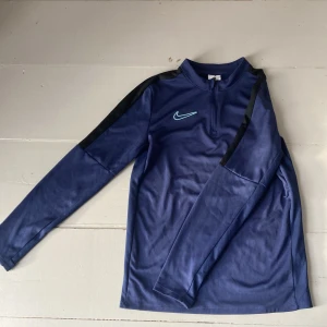 Blå Nike Dri-FIT Sporttröja - Säljer en blå Nike Dri-FIT sporttröja i storlek 116-122cl. Oanvänd. Passar 150-160cl