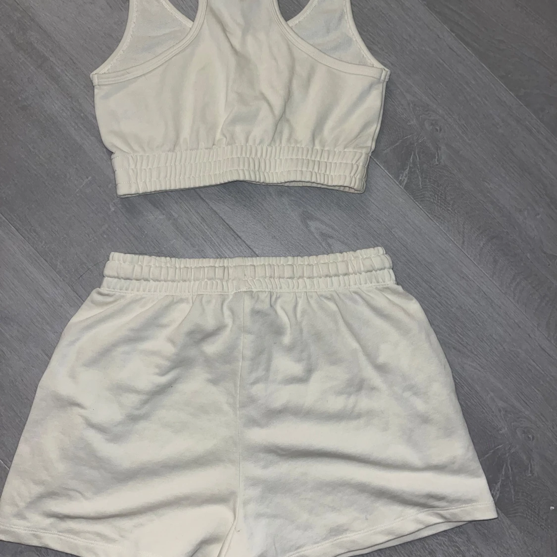 Vit träningstopp och shorts från SOC - 1