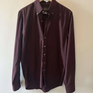 Oscar Jacobsson flanell skjorta  - Vinröd flanell skjorta från Oscar Jacobsson. Skicka är 8/10 och storlek M. Dom för ytterligare info 