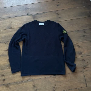 Stickad Stone Island tröja - Nyskick, använd fåtal gånger. Mörkblå i storleken small. Skriv vid frågor eller funderingar. Köpt i London.