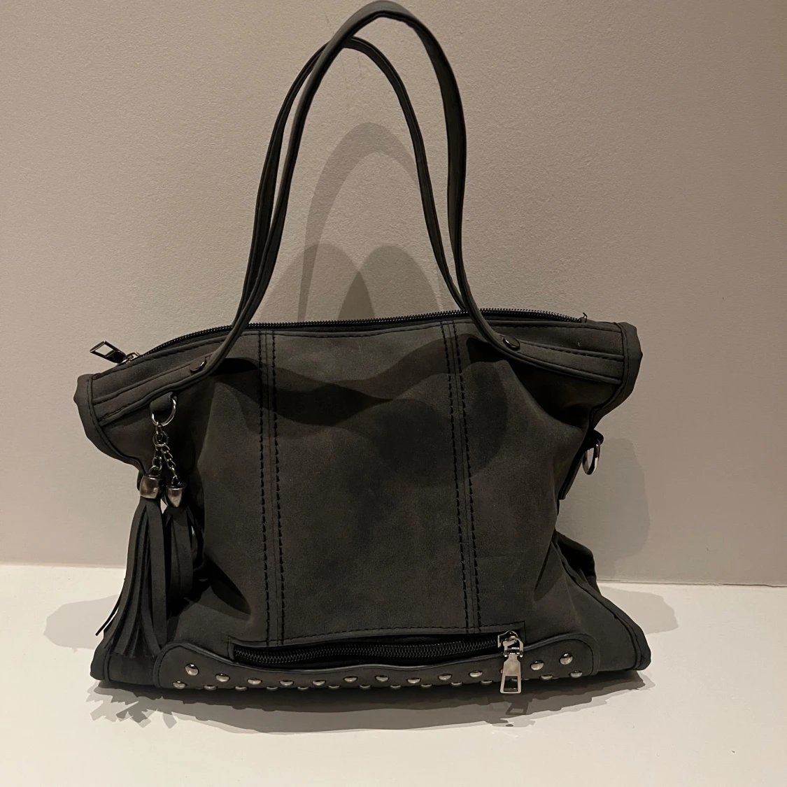 Grå väska med nitar - 90
