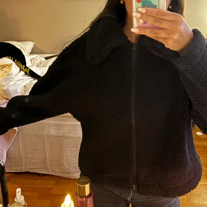 teddyjacka - Säljer denna Teddyjacka som jag köpte för några år sedan från Gina. Jättebraskick och så mysig🫶🏽