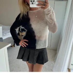 Weekday trändig tröja - !inte mina bilder!!!Säljer en supercool transparent stickad tröja med lång ärm. Den har en unik design med svart och vit färgblock som ger en edgy look. Perfekt för lager-på-lager-stil eller att bära som den är för en djärv outfit. Passar perfekt till både vardag och fest!