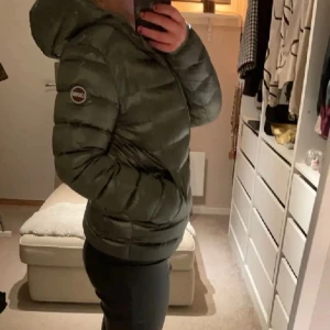 Grön dunjacka från Colmar - Skitsnygg vinterjacka från colmar, nypris 5550!! Säljer inte under 2500! Skriv för mer bilder