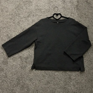 Mörkgrå tröja från Uniqlo - Säljer en jätte fin tröja från uniqlo i storlek M, väldigt bra skick💕🥰
