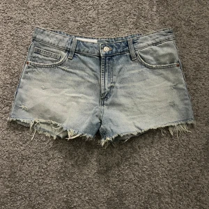 Jeansshorts från Zara - Säljer ett par snygga jeansshorts från Zara i storlek 38. Mycket bra skick och sällan använda😊