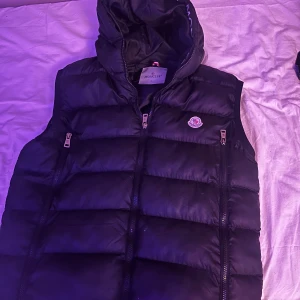 Moncler väst - Vill nån byta mot en jacka elr nåt annat. Kan även köpas för rätt pris