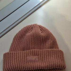 Rosa mössa - Säljer denna rosa mössa då den inte längre kommit till användning. Super mysig och perfekt på vintern!