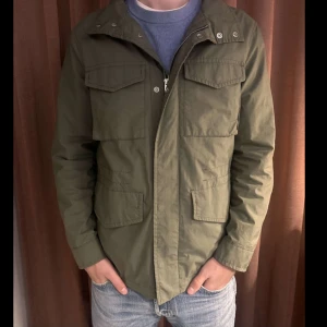 Olivgrön jacka med dragkedja från mango - Säljer en snygg olivgrön jacka i bra skick. Den har en dragkedja framtill och flera praktiska fickor. Perfekt för höst och vår, med en stilren och funktionell design. Passar till både vardag och lite mer uppklädda tillfällen. Skick 9/10 mycket sparsamt använd. Nypris 900. Tveka inte på att höra av dig vid frågor/intresse💫