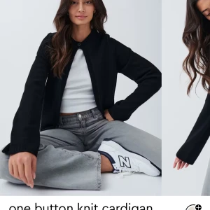 Svart stickad kofta med en knapp - Säljer denna populära svarta stickade koftan med en knapp framtill från gina! den är i storlek L men sitter då snyggt på en s då den är ”liten” i storleken om man vill att den ska hänga snyggt. Jag har endast använt 1 gång.