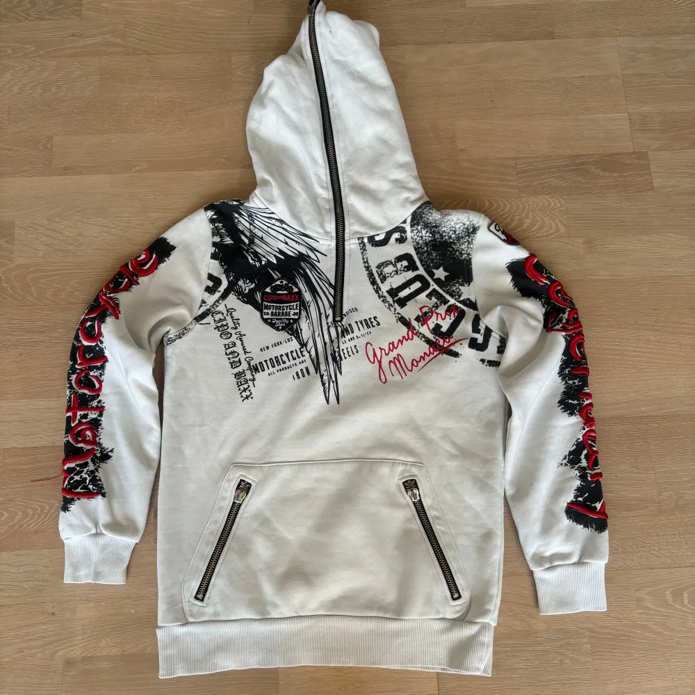 Asball hoodie från Cipo & Baxx. Säljer för den är för liten för mig (Storlek S), mått finns i pm. Tar trades!. Hoodies.