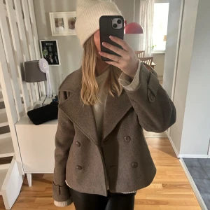 Brun ullkappa - helt oanvänd skit snygg kappa från Gina Tricot. Nypris ligger på 799kr. Säljer en snygg brun kappa i ull med dubbelknäppning och stora slag. Perfekt för höst och vinter, den är både stilren och varm. Jackan har långa ärmar och en klassisk passform som funkar till det mesta. Perfekt för att hålla stilen i kylan! 🍂❄️