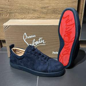 Säljer ett par riktigt snygga Christian Louboutin i mörkblå mocka. De har den snygga röda sulan de är i princip ny skick använda 4 gånger. Perfekta för att ge din outfit en lyxig touch. Skorna kommer med originalförpackning och certifikat. Storlek 43,5  pris kan diskuteras vid snabb affär skriv om du undra något🔥😍ny pris 6800kr