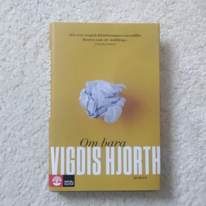 Om bara - Säljer boken 'Om bara' av Vigdis Hjorth. Det är en roman med ett gult omslag och en skrynklig pappersboll på framsidan. Boken handlar om kärlek och livets komplexiteter. Perfekt för dig som gillar djupa och tankeväckande berättelser. Boken är i gott skick och kommer från förlaget Natur & Kultur.