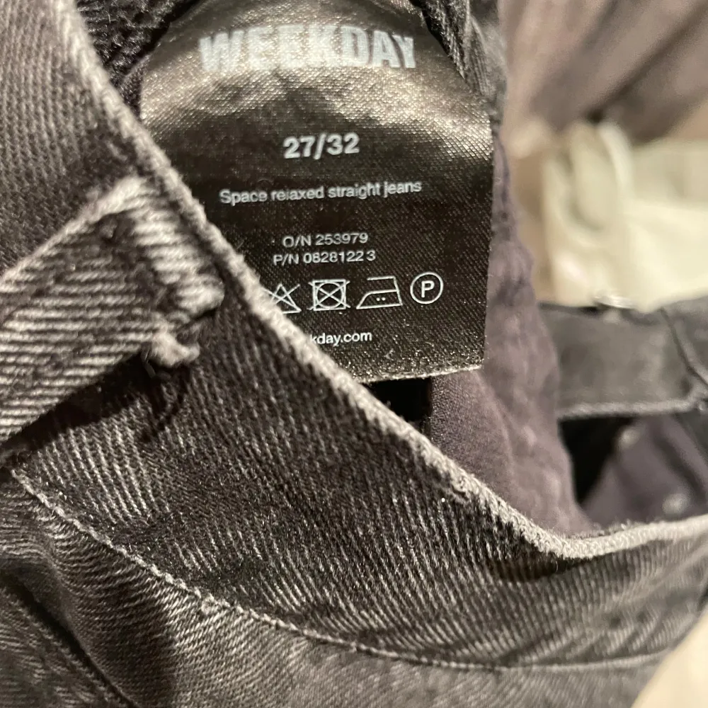 Säljer ett par svarta Weekday jeans i modellen Space Relaxed Straight. De är i bra skick. Skirv vuf funderingar. Storlek 27/32. Farkut & Housut.