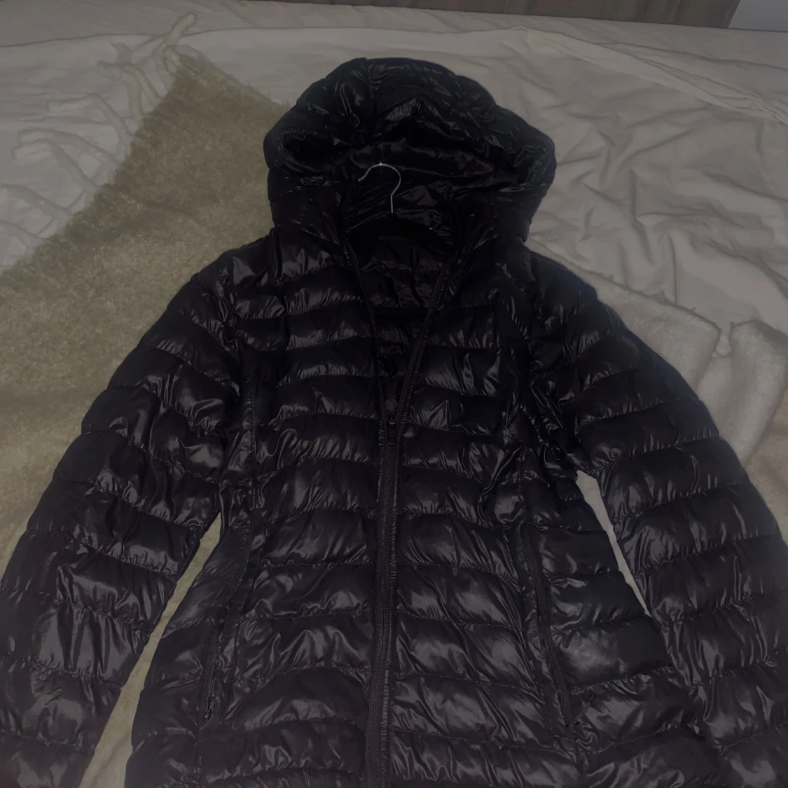 Svart everest pufferjacka med huva