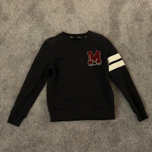 Morris Tröja - Säljer denna feta Morris Tröja! | Storlek: Xs | Skick: 9/10, knappt nå täcken på användning | Nyrpis: ca 2000kr | Bara att höra av sig vid fundering!