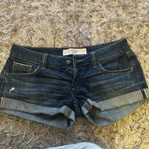 Säljer ett par snygga jeansshorts från Abercrombie & Fitch i mörkblå denim. De är low waist och är i mycket bra skick. Perfekta för sommaren!