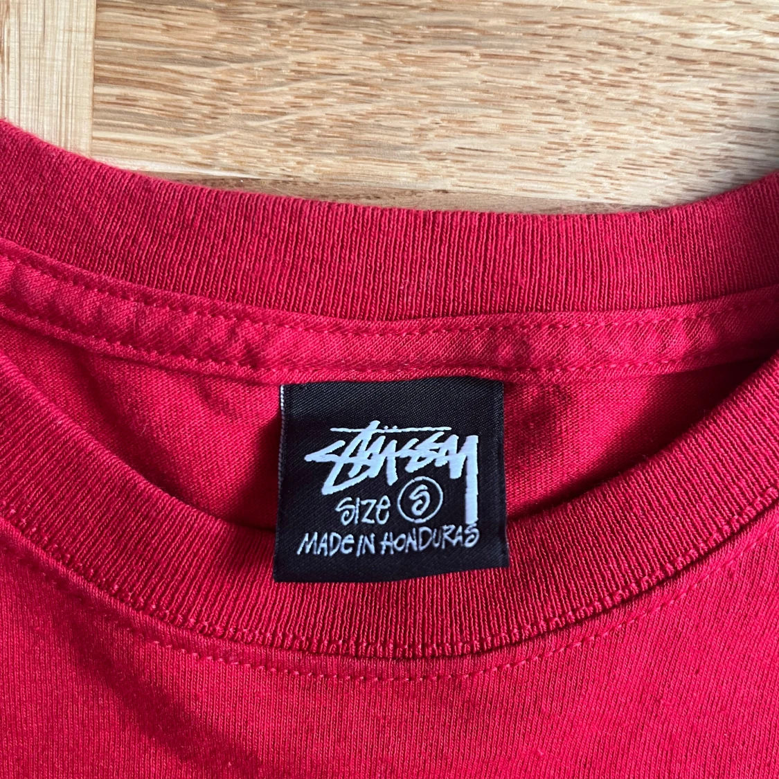 Röd Stüssy t-shirt med draktryck - 91