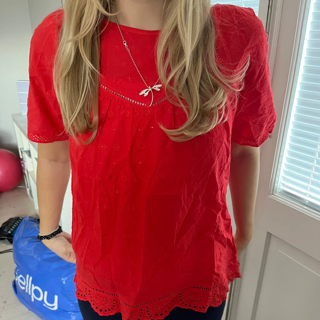 Röd blus med spetsdetaljer - 90
