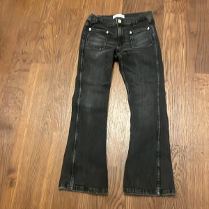Svarta bootcut jeans från Zara - Säljer ett par svarta bootcut jeans från Zara i storlek 11-12 år. De har en klassisk femficksdesign och är i mycket bra skick. Perfekta för både vardag och festliga tillfällen!