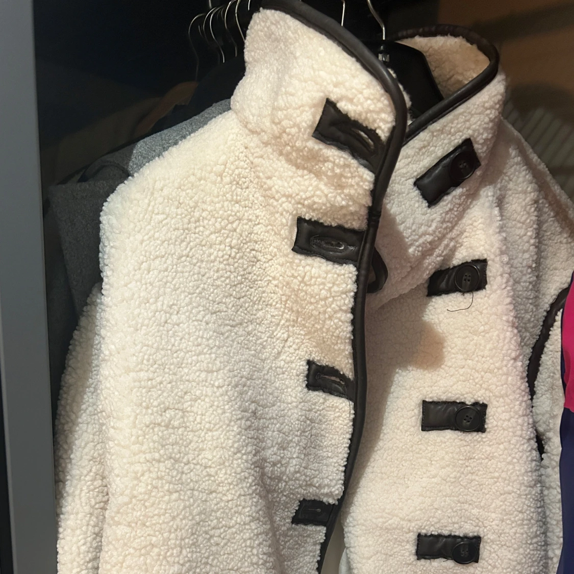 Vit teddyjacka med svarta detaljer - 91