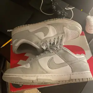 Säljer ett par grå Nike Dunk sneakers i mycket bra skick i storlek 41