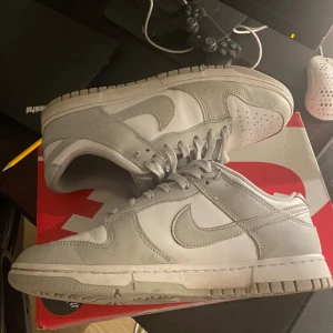 Grå Nike Dunk sneakers - Säljer ett par grå Nike Dunk sneakers i mycket bra skick i storlek 41