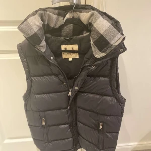 Burberry väst - Asfet väst från Burberry storlek L, bra skick men små skador som syns på bilderna, Perfekt för höst och vår! Skriv om du undrar nått!👍🏻😇