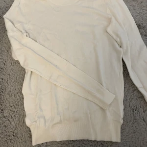 Vit tröja från lager 157 - Säljer en stilren vit tröja från lager 157 i storlek XS. Tröjan är i bra skick och har en klassisk design med långa ärmar och ribbade kanter. Perfekt för både vardag och lite finare tillfällen. Passar bra till jeans eller kjol för en avslappnad look.