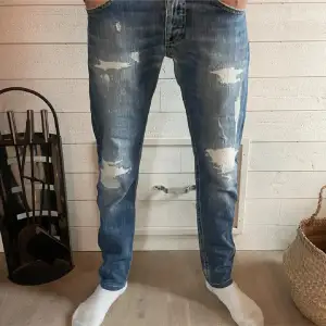 Tjena säljer nu mina feta Dondup jeans använda några gånger men är 10/10 skick fantastiska slitningar💯.Priset är inte hugget i sten så det är bara och skriva om ni har nån fråga