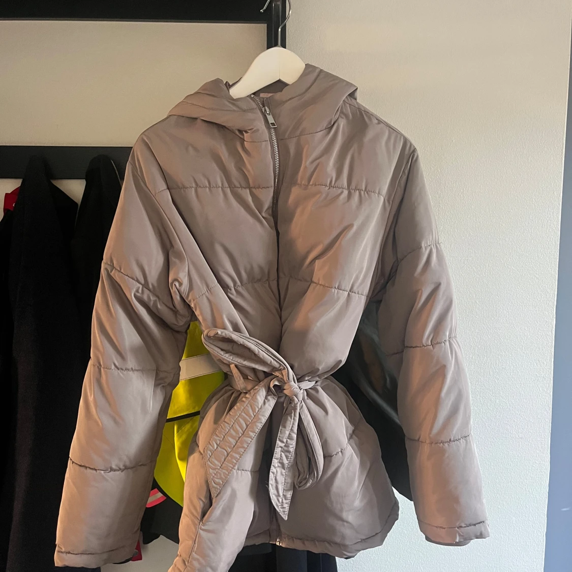 Beige pufferjacka från Nelly med knytning