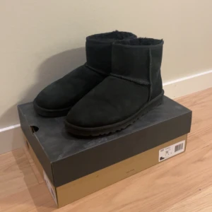 Uggs Classic Mini - Endast sparsamt använda en vinter. Mycket bra skick.