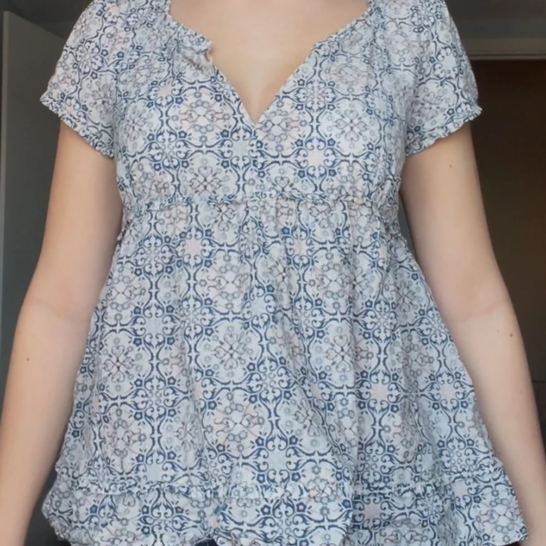 Mönstrad blus i blått och vitt