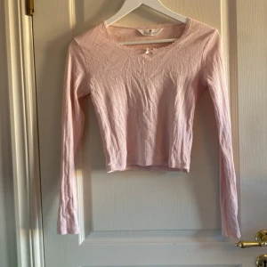 Söt topp  - Jätte söt topp från H&m i rosa med spetsdetaljer och en rosett💗storlek 158/164