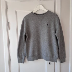 Gråa crewneck sweatshirt från Polo Ralph Lauren - Säljer en stilren grå raffe sweatshirt i storlek XS då den är för liten. Den är i väldigt bra skick utan några defekter. Hör av dig vid funderingar 👌