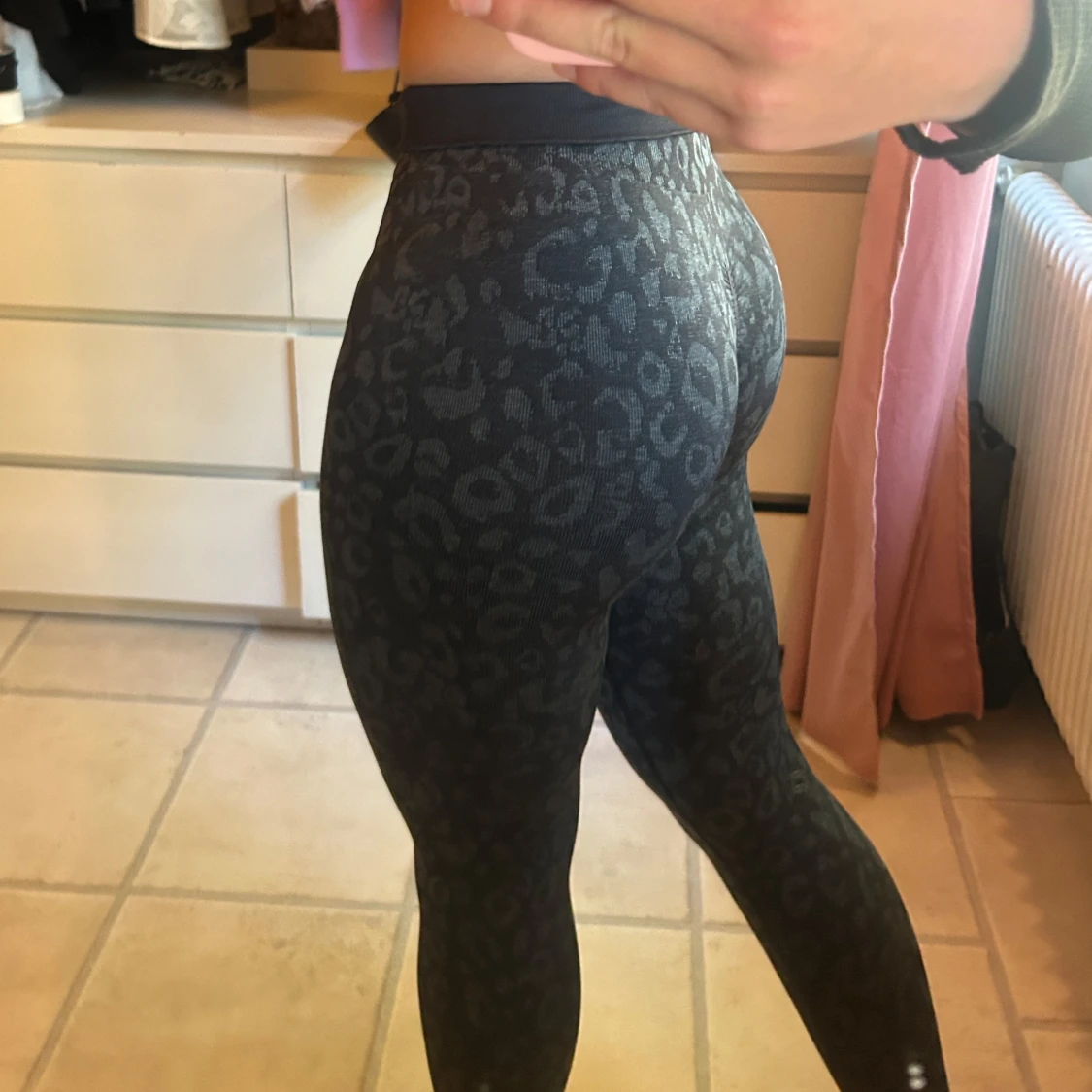 Svarta leopardmönstrade leggings från Gymshark - 2