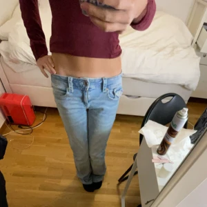 Ljusblå jeans - Säljer ett par ljusblå lågmidjade jeans från Gina de är helt okej skick lite smutsiga där nere men ja ska tvätta de extra noga och försöka få bort på ena benet är det lite slitet så de är för långa 🥰säljer för de är för långa och jag har för många blåa jeans🥰