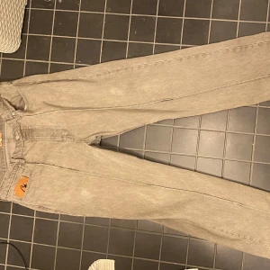 Corteiz c star jeans gråa - Feta gråa corteiz c star jeans, använt i några veckor. Det är inget fel på dem, tröttnade på passformen, de är jätte baggy och d va it riktigt min stil. Extra bilder kan man såklart fråga om och priset är diskuterbart