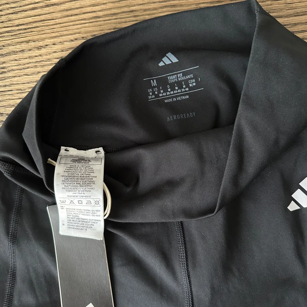 Helt nya från adidas, endast provade och glömde returnera. Små i storleken enligt adidas men tycker de passar en S/M bra, de är stretchiga. Kortare i benen så blir bra normallängd om man är kort. . Sportswear.