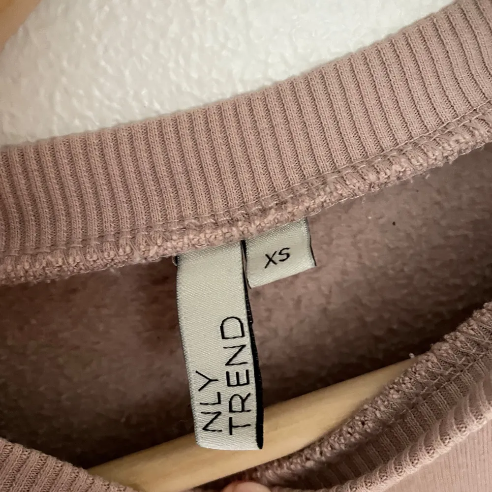 Säljer en supermysig rosa sweatshirt från ONLY i storlek XS. Den har en loose passform och är perfekt för både höst och vår. Tröjan är i mycket bra skick och har ribbade muddar vid ärmslut och nederkant. Perfekt för en avslappnad look! 🌟. Tröjor & Koftor.