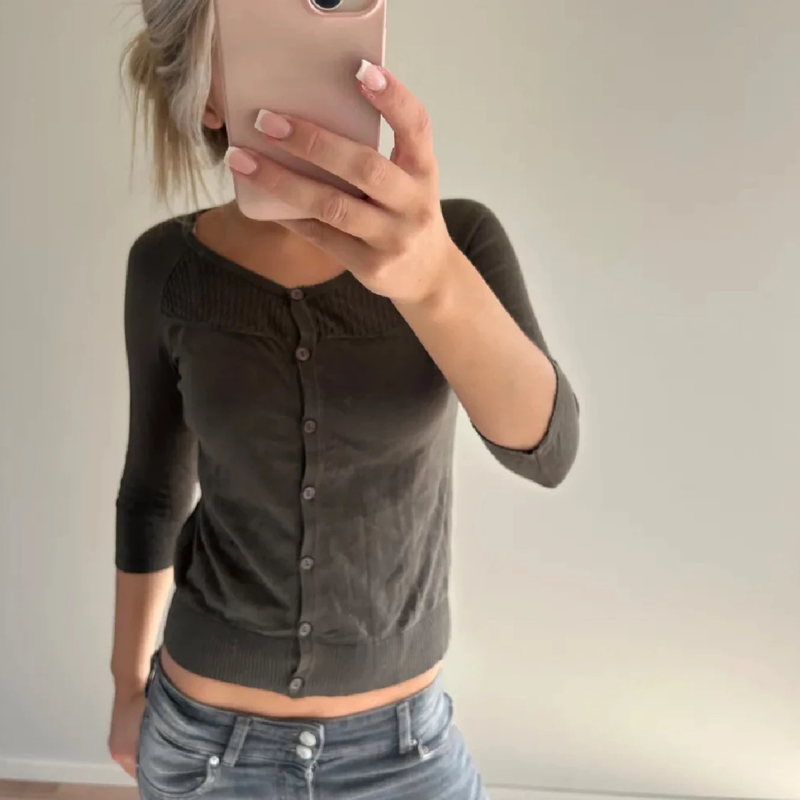 Mörkgrå kofta med knappar