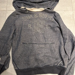 Ralph Lauren Hoodie - Tja! Säljer nu denna sjyssta Ralph Lauren Denim & Supply hoodien. Den är i väldigt fin blå färg. Storlek Small och passar perfekt som så. Inga skador eller hål. Hör av vid frågor!