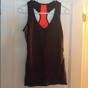 Svart träningslinne från Casall - Säljer ett svart träningslinne med färgdetaljer från casall i storlek 38. Linnet har en snygg och sportig design. Bra skick!